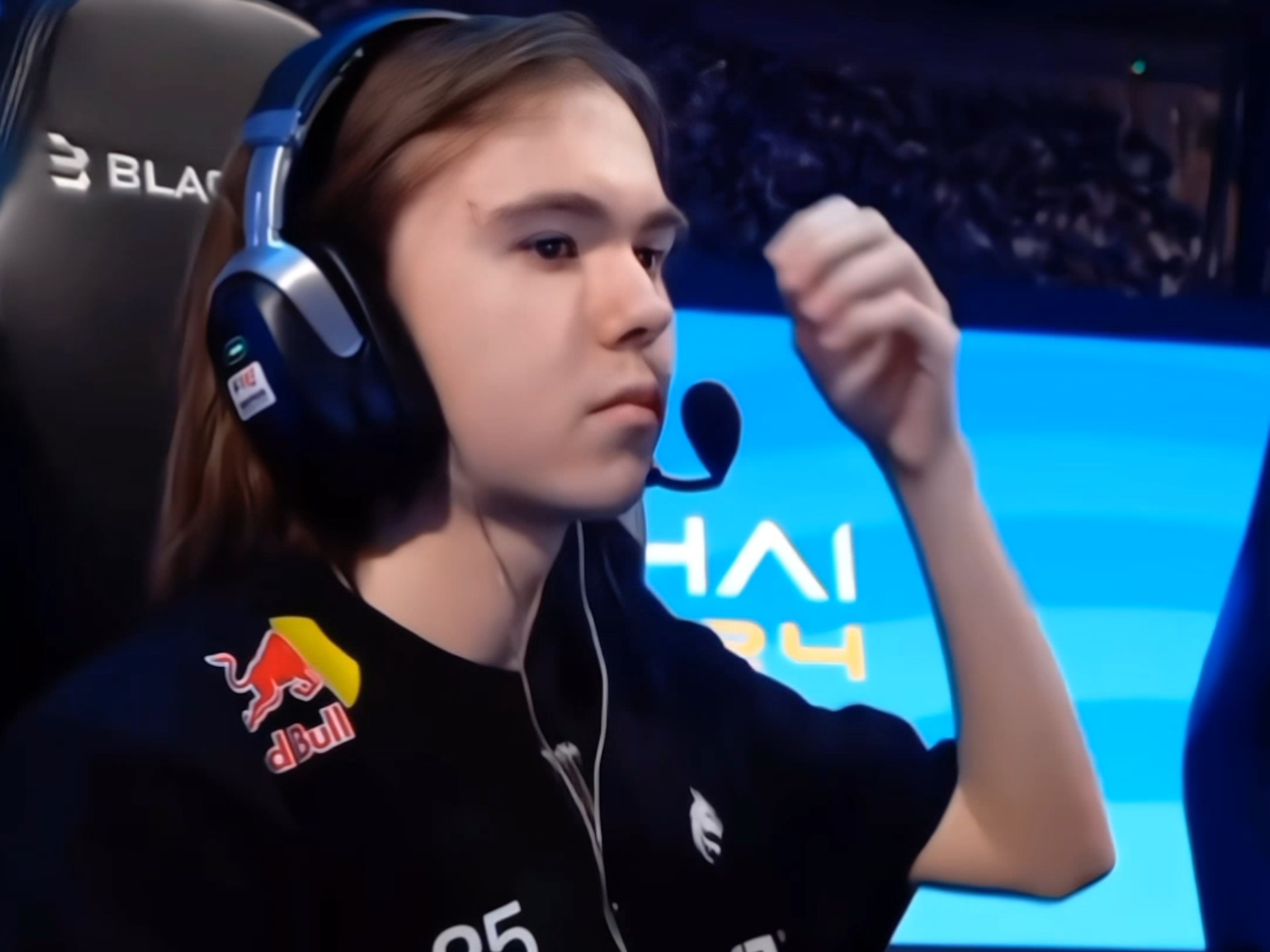 LOL官方发起世界赛预测， 其中解说AUX发布回复